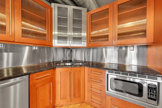 Building Photo - $2,445.00, 1 bed, 1.5. bath located in Denver