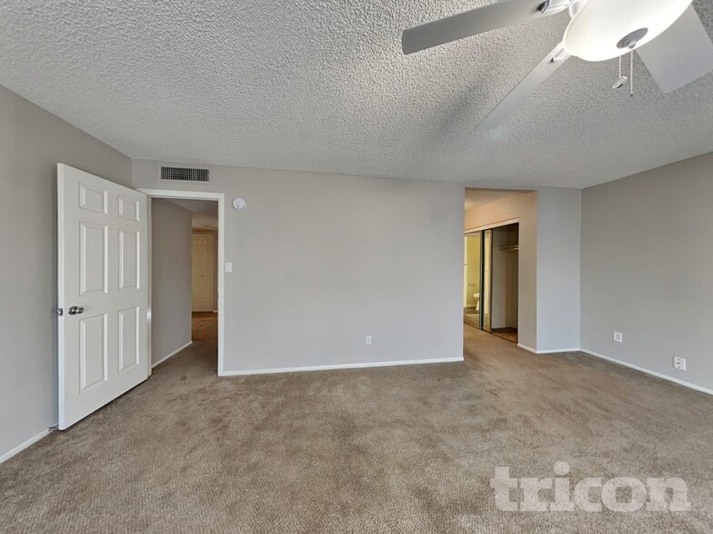 Building Photo - 4633 W Bluefield Ave