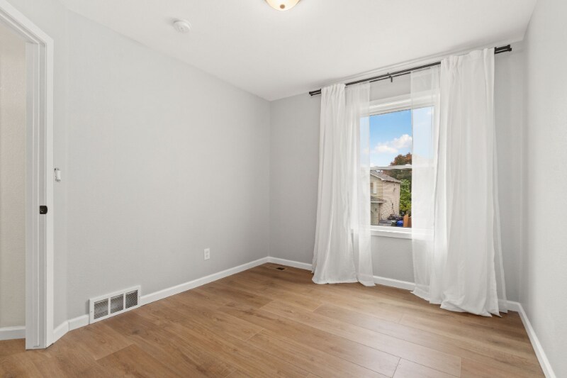 Building Photo - 290 E 40th St