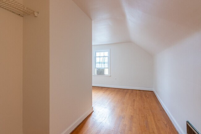 Building Photo - 611 Montgomery St