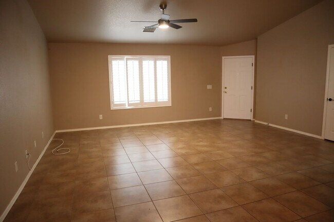 Building Photo - Livable, Lovable, & Avaiable!