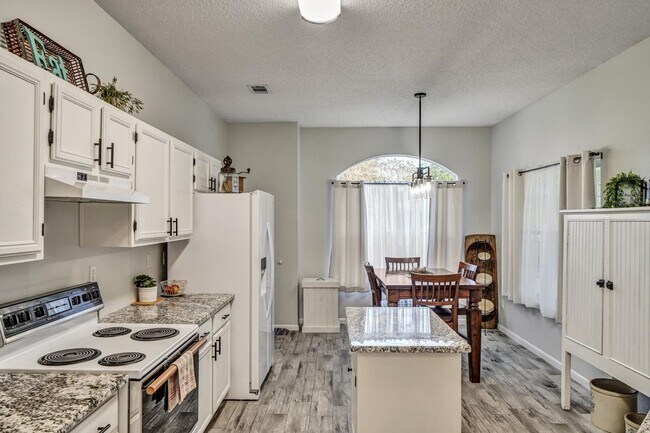 Building Photo - Updated 3 Bedroom in Central Location!