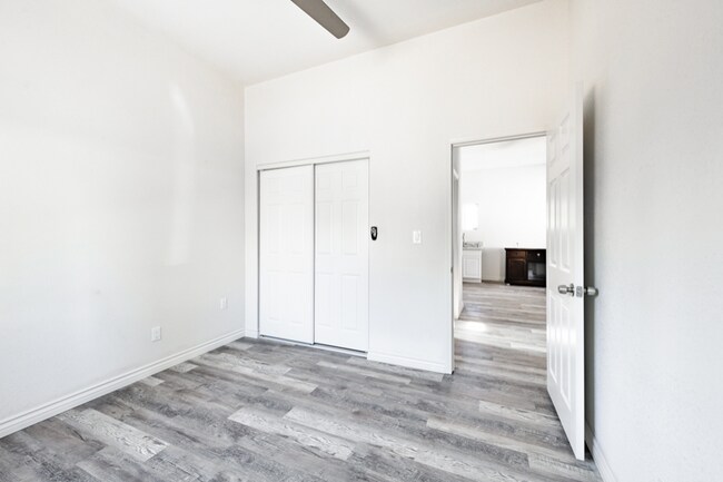 Building Photo - 207 W Cypress Ave