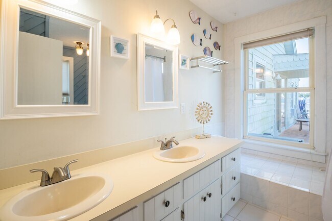 Building Photo - TIME TO SECURE YOUR BOATER'S PARADISE FOR THE FALL OF '25-SPRING OF '26