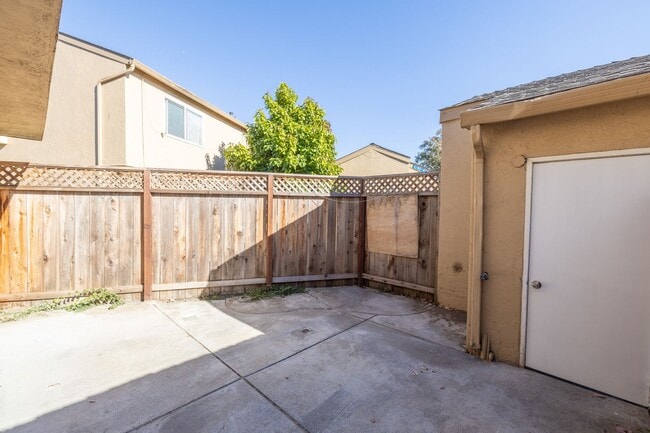 Building Photo - Spacious 4 bedroom home in Union City with...