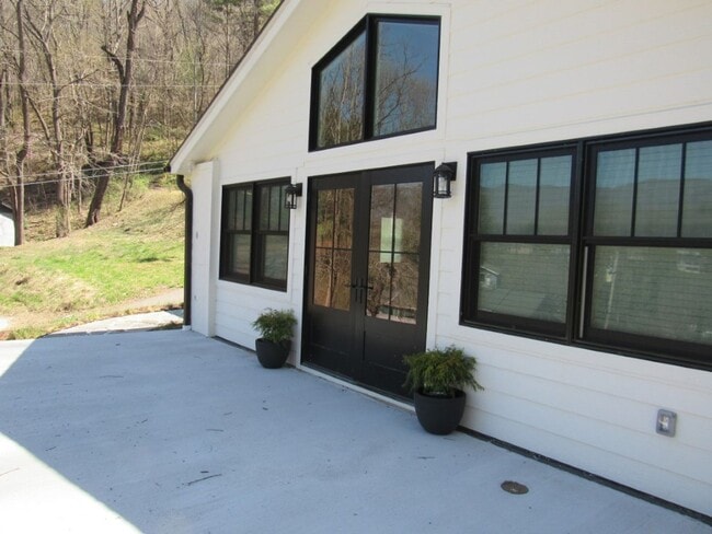 Primary Photo - $1,800 - 2 Bed/2Bath Newly Renovated Unfur...