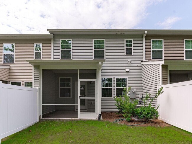 Building Photo - 3BR Like-New Townhome – GREAT PRICE - Community Pool/Playground