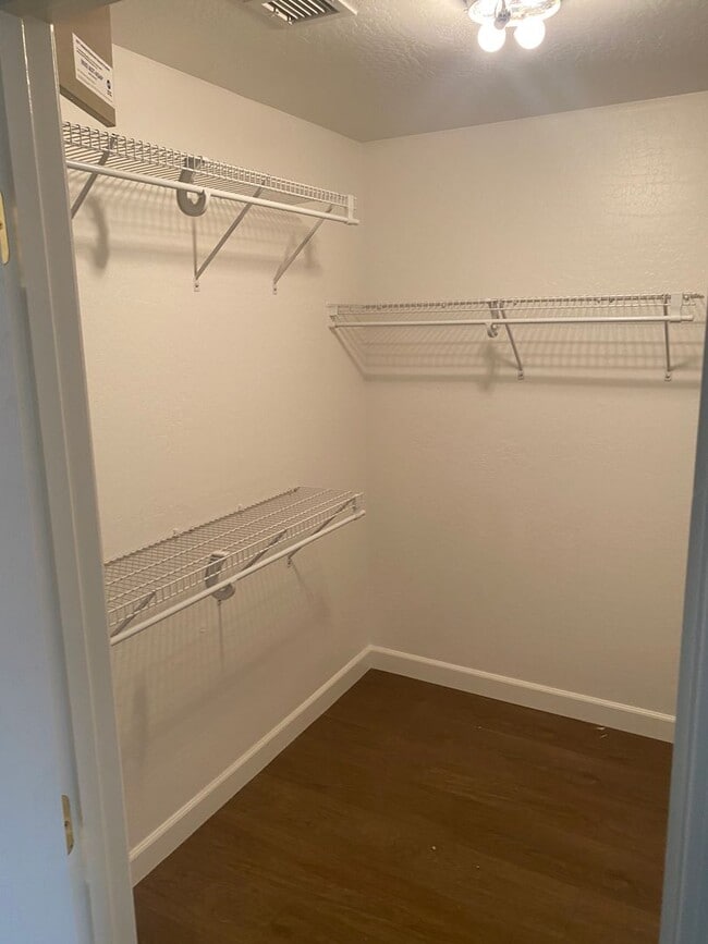 Building Photo - 3 bed 2 bath
