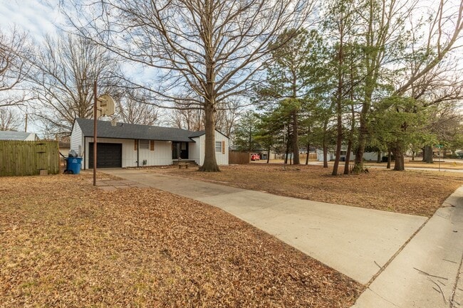 Building Photo - Beautiful 3 bedroom 1 bath, Available in April!