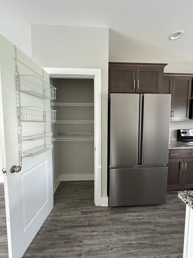 Building Photo - Spacious unit in English Commons! Close to...