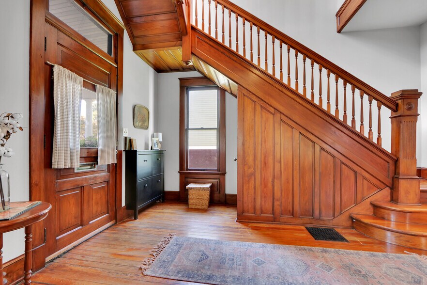 Building Photo - 1027 Eleanor St