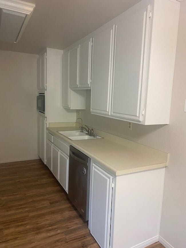 Building Photo - LOCATION, LOCATION 2 Bedroom 2 Bathroom Condo