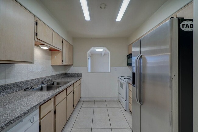 Building Photo - 2133 W Morten Ave