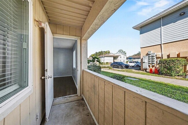 Building Photo - 550 Golden Raintree Pl