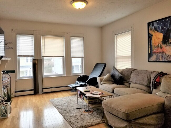 Building Photo - NO BROKER FEE!   WOW!  2 LEVEL 3 BED IN BRIGHTON CENTER AVAIL FOR A 9/1 MOVE-IN