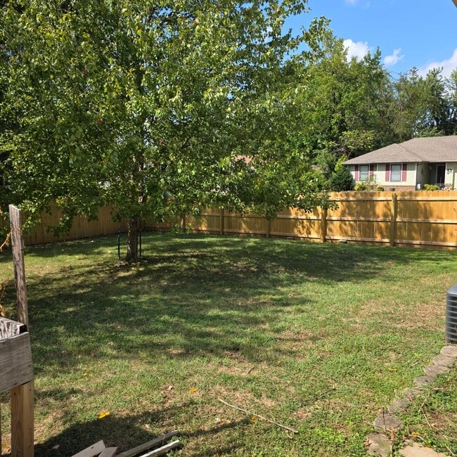Building Photo - Great 3 bed 2 bath with a 2 car garage