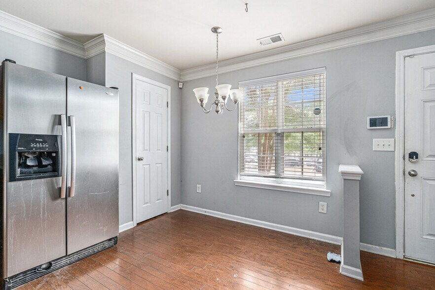 Building Photo - 703 Crestwell Cir SW