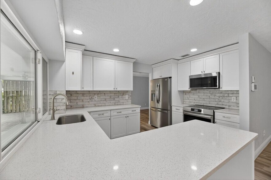 Building Photo - 6305 Cottonwood Ln