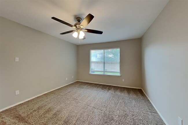 Building Photo - 2039 Greencrest Dr