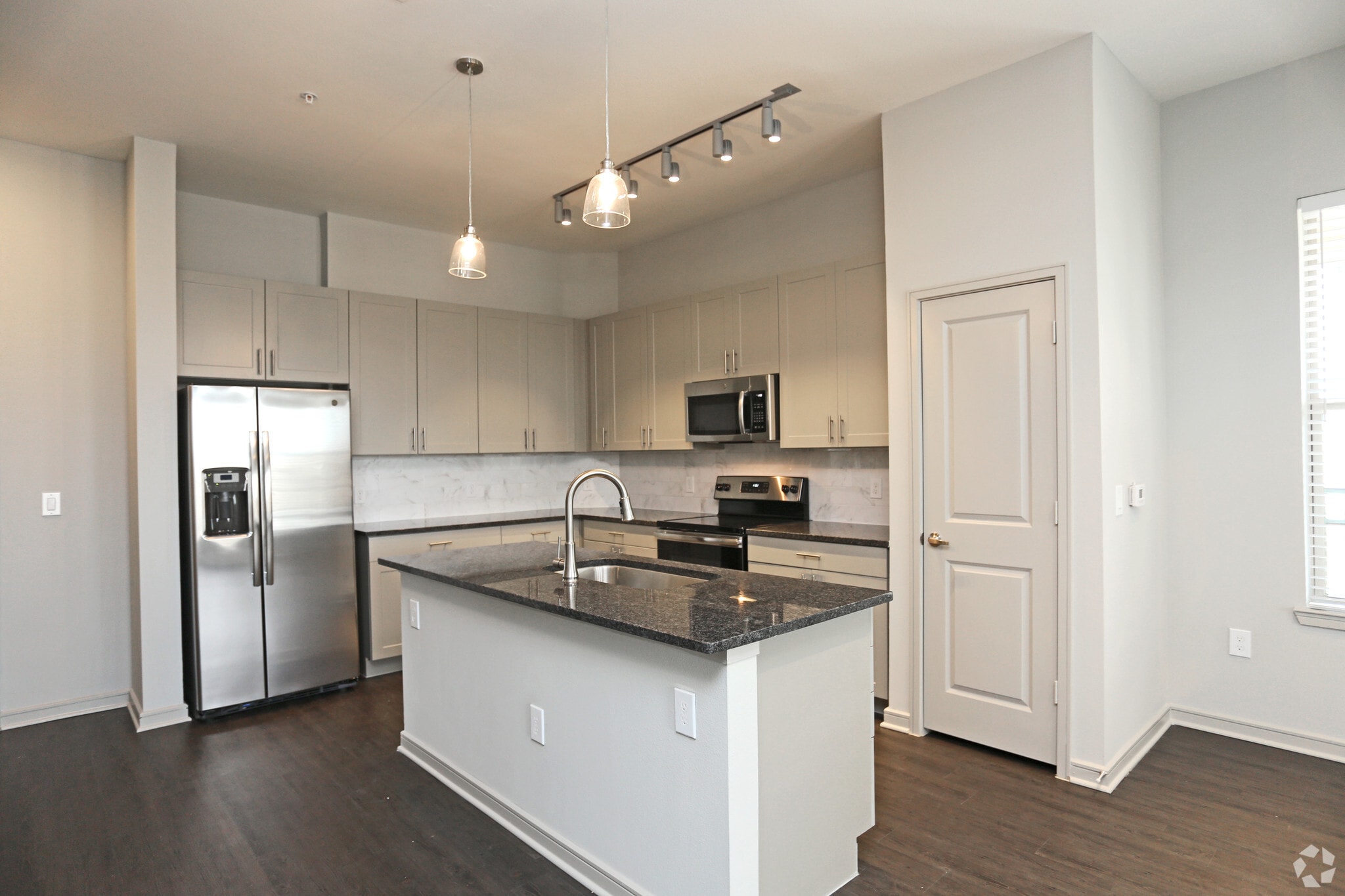 1BR,1BA - 975SF - A4 - KITCHEN - Eastshore on Lake Carolyn