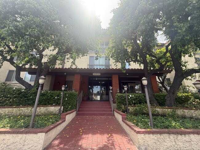 Building Photo - 2-bedroom, 2-bath residence in Valley Village