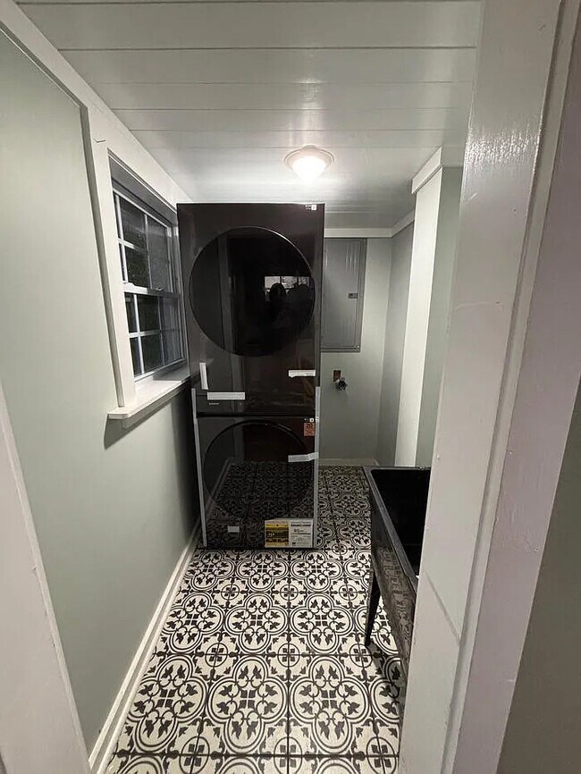 Building Photo - 2 Bedroom 2 Bathroom