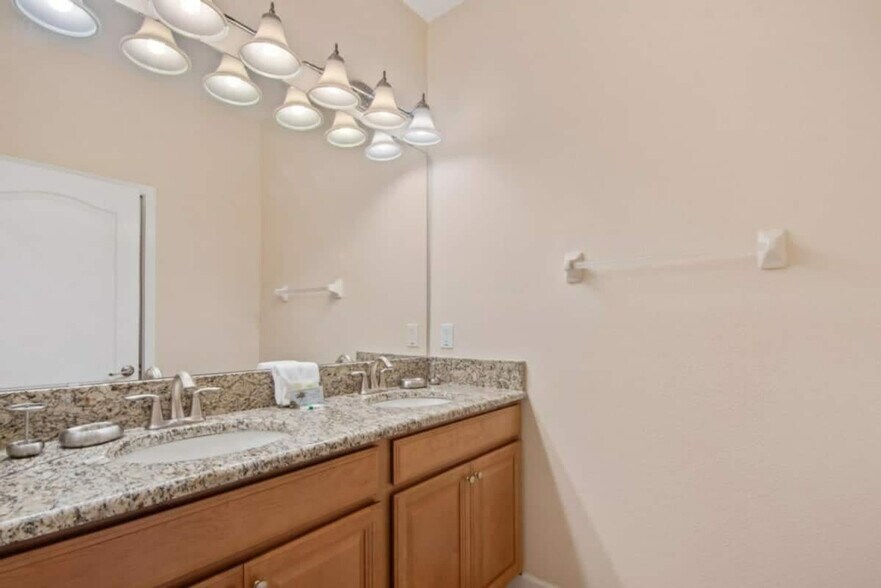 Building Photo - 2947 Banana Palm Dr