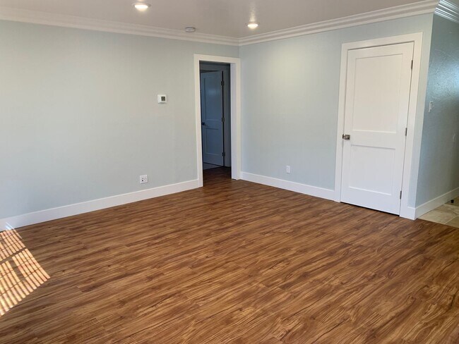 Building Photo - 3 Bedroom, 1 Bathroom Home in N. Highlands
