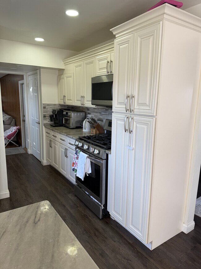 Building Photo - 36969 Lancaster St