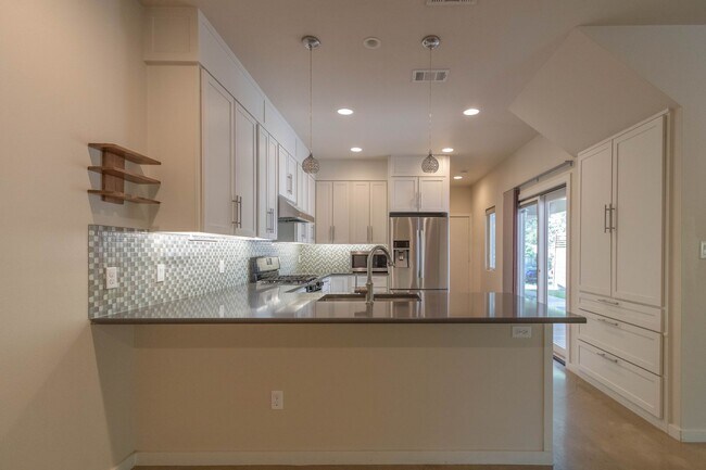 Building Photo - 1702 Forest Hill Dr