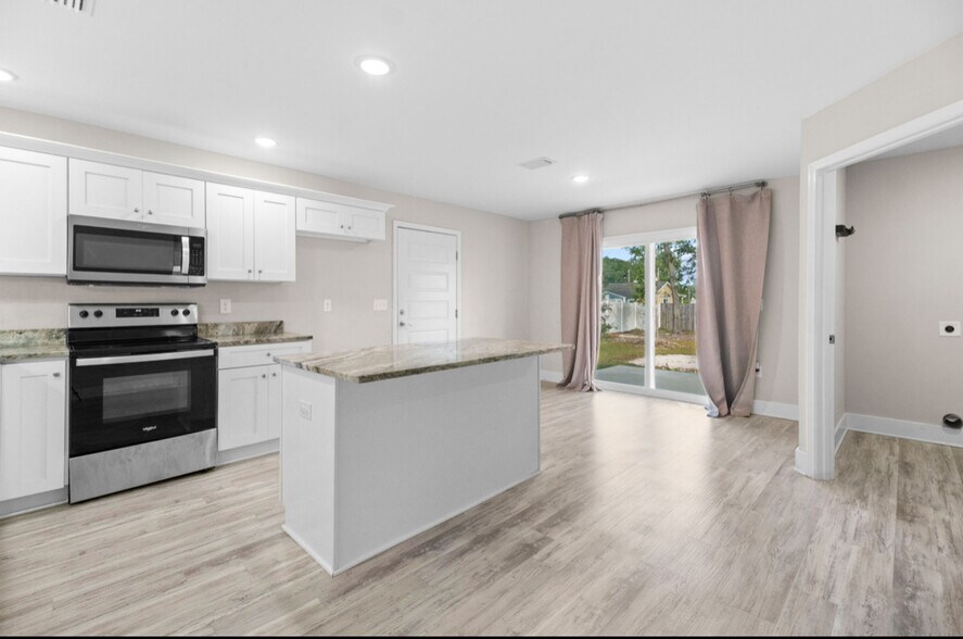 Building Photo - 13050 Hartung Ave