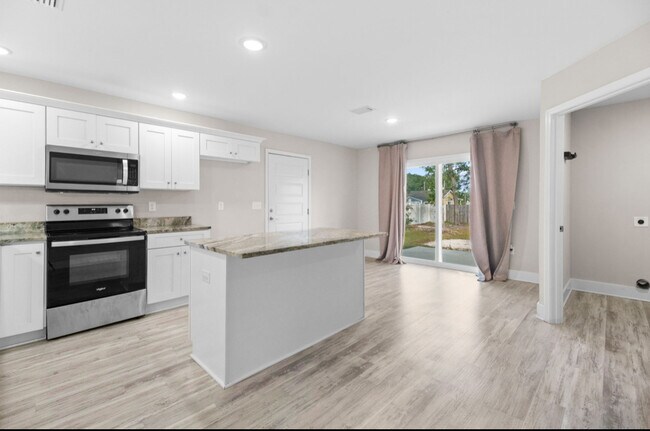 Building Photo - 13050 Hartung Ave