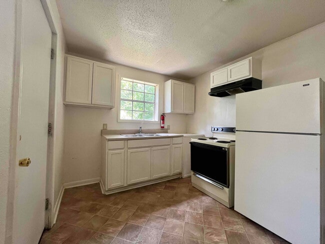 Building Photo - 517 N Live Oak St