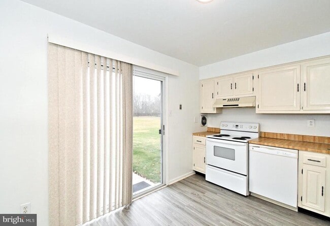 Building Photo - 592 Wrensong Rd