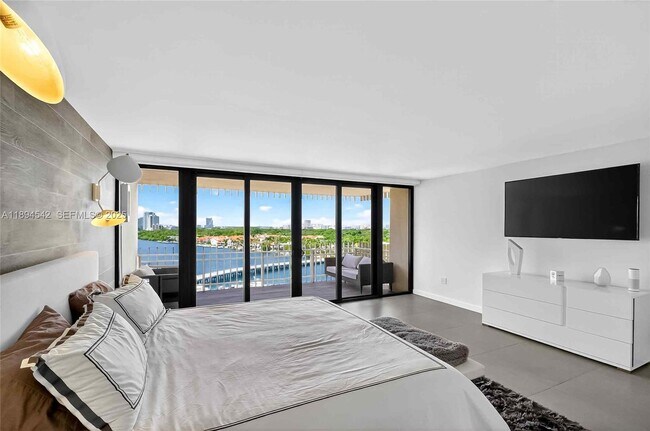 Building Photo - 2 Grove Isle Dr