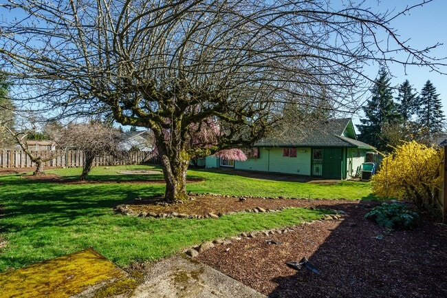Building Photo - GREAT LOCATION!!! Single Level 3 bedroom 2...