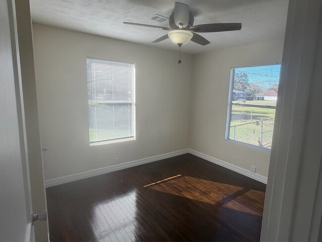 Building Photo - 340 Meadow Dr