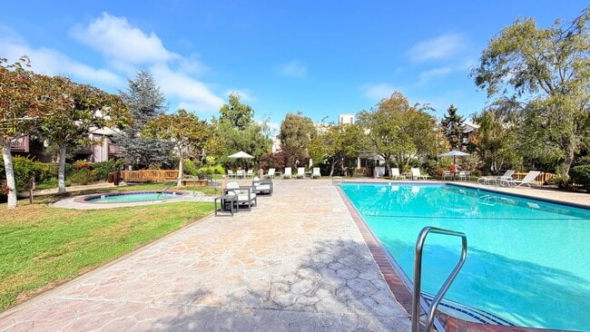 Building Photo - 2101 Shoreline Dr