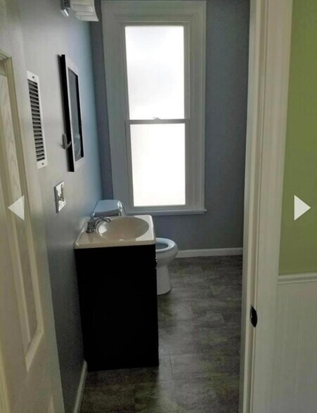 Building Photo - 80 Oak St