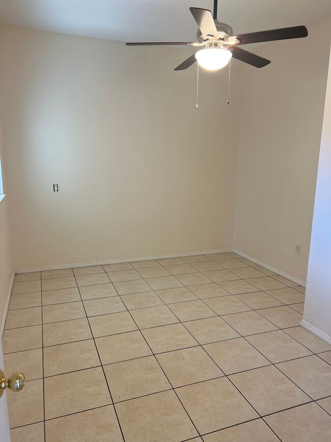 Building Photo - 2/2 in Warm Mineral Springs