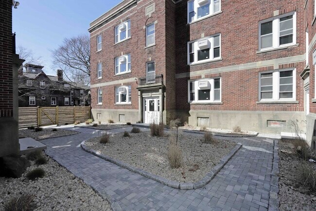 Building Photo - 191 Elm St
