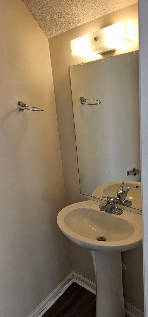 Building Photo - 204 Fairwood Ct