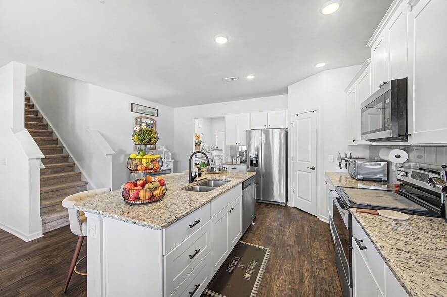 Building Photo - 2784 Nottingham Dr