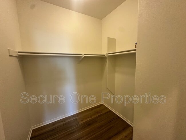 Building Photo - 3003 Shenandoah Dr