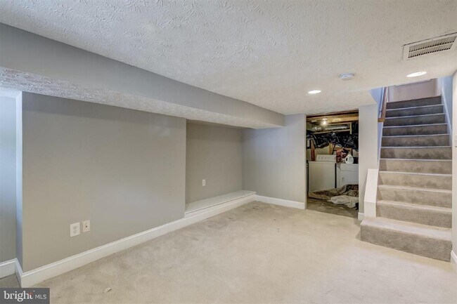 Building Photo - 1102 W Cross St