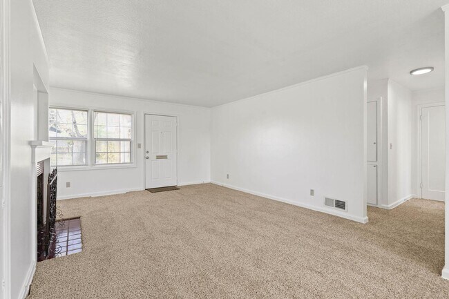 Building Photo - Beautifully maintained 1-bdrm/1-bath unit in 4-plex. Fireplace, off-street parking, laundry, grea...