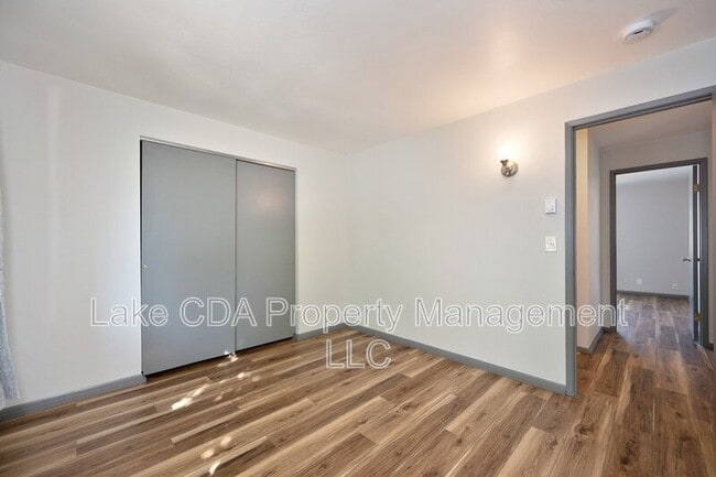 Building Photo - 1421 E Randle Ave