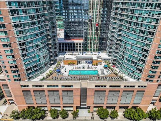 Building Photo - 33 Hudson St