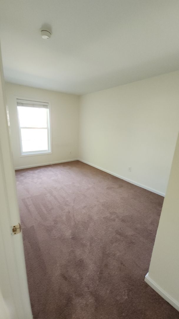 Building Photo - Spacious, Large, Luxury 3 Bedroom End - Unit Townhouse in Hockessin, Delaware