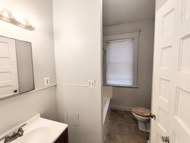 Building Photo - 1644 Chapel St